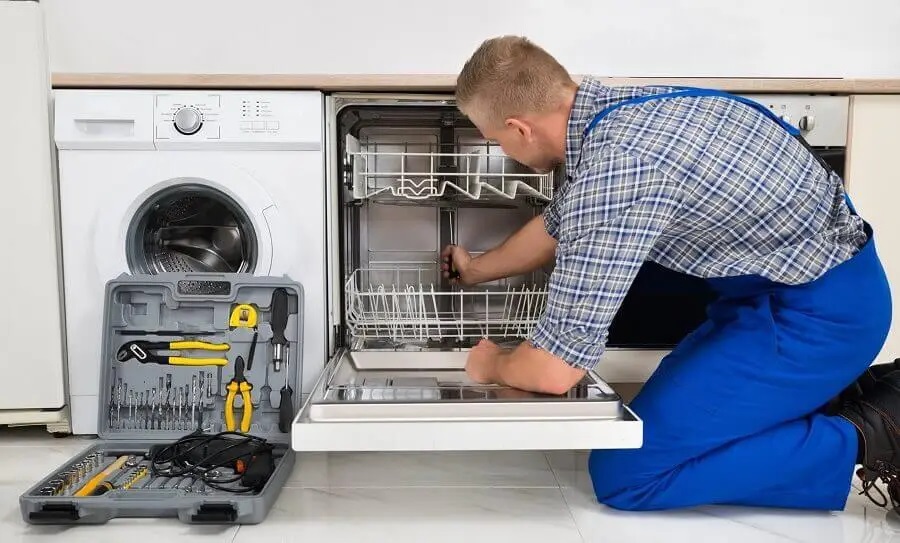 Körfez Hitachi servisi teknisyen ekibi beyaz eşya tamiri yaparken